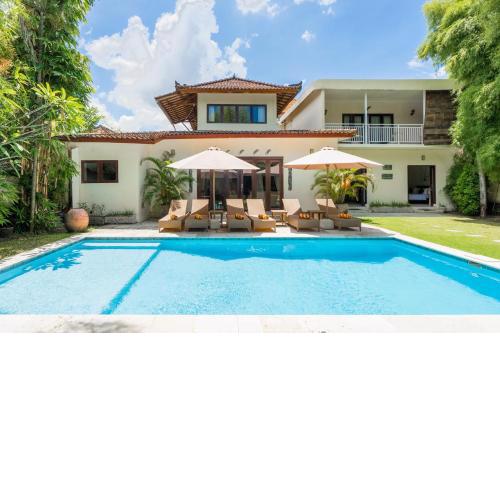 Aisha III, 5 bedroom villa, A/C living area, central Seminyak
