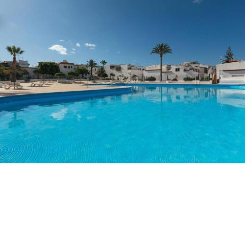 Aisha's Home: Sun & Pools on the Southern Coast
