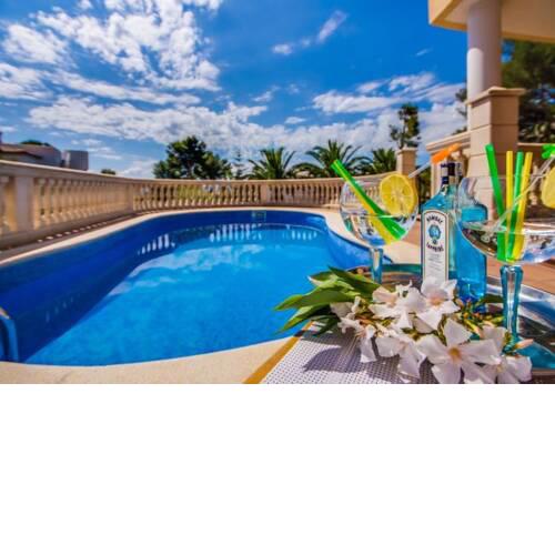 Alcanada Holiday Home Sleeps 6 with Pool Air Con and WiFi
