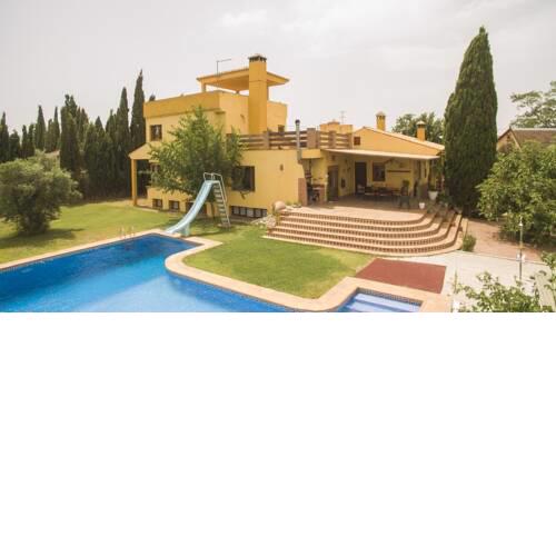 Alhambra Villa piscina,Parking,Wifi, 7 bedrooms, 5 bathrooms