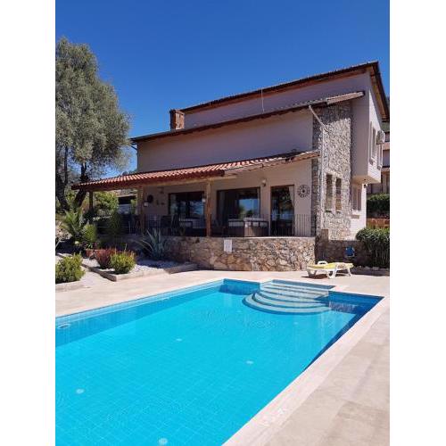 Almond Villa, peaceful, stunning views, private pool, WIFI & wheelchair friendly