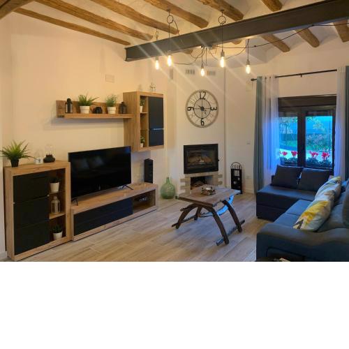 Alojamiento con amplio salón y chimenea.