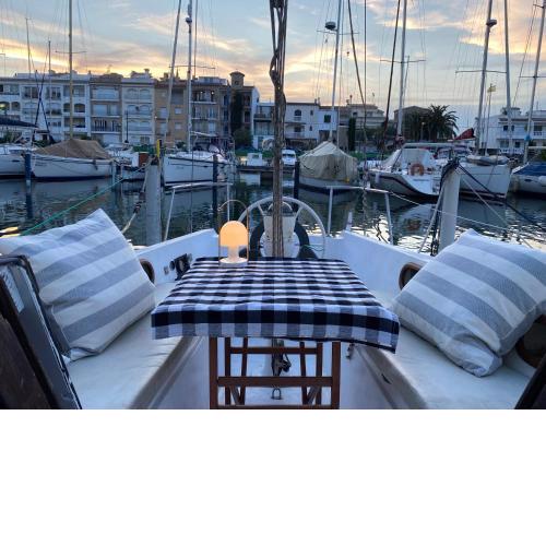 Alójate en un velero en Empuriabrava o regala la experiencia a alguien especial