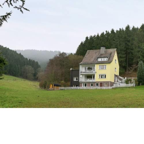 Cozy Holiday Home situated in Niedersalwey with Pond