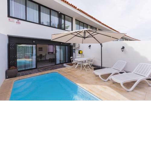 Amarilla Golf chalet con piscina!