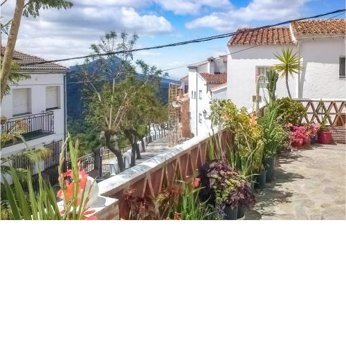 Amazing apartment in Genalguacil with Outdoor swimming pool, WiFi and 2 Bedrooms