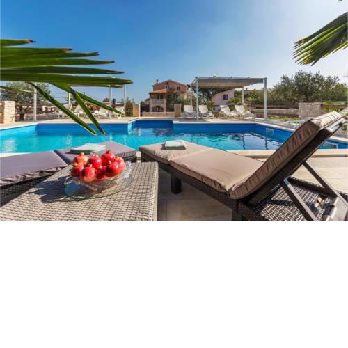 Amazing apartment in Liznjan w/ Outdoor swimming pool and 1 Bedrooms