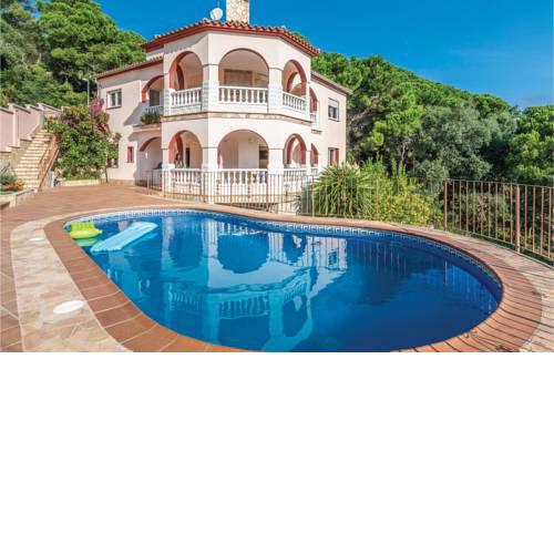 Amazing apartment in Lloret de Mar w/ WiFi, Outdoor swimming pool and 3 Bedrooms