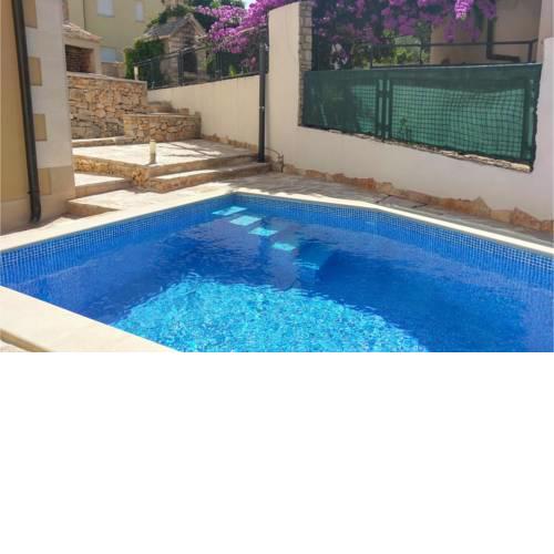 Amazing apartment in Milna w/ Outdoor swimming pool and 2 Bedrooms