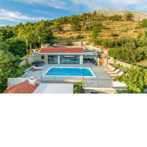 Amazing home in Donje Sitno w/ Outdoor swimming pool, Jacuzzi and 4 Bedrooms