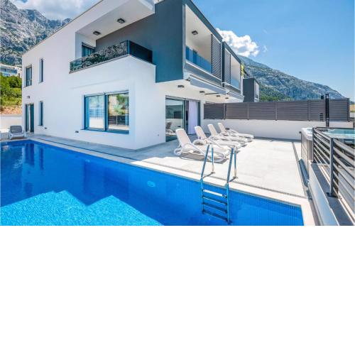 Amazing home in Makarska with Outdoor swimming pool, Jacuzzi and WiFi