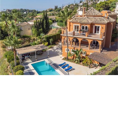 Amazing home in Málaga with Outdoor swimming pool, WiFi and 6 Bedrooms