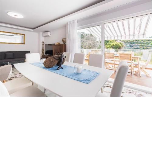 Amazing home in Mezquitilla with Outdoor swimming pool, WiFi and 4 Bedrooms