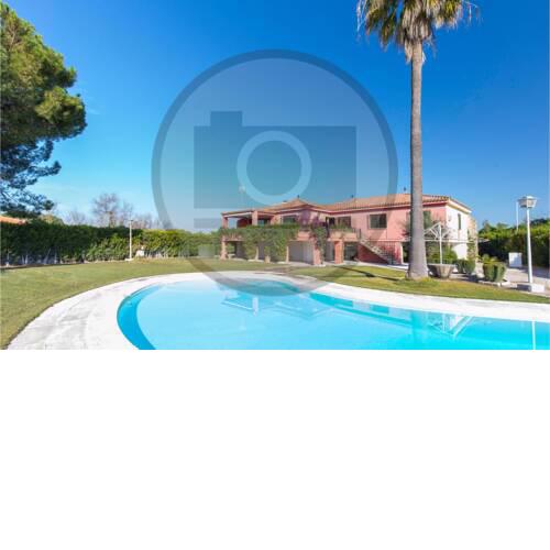 Amazing home in Morón de la Frontera w/ WiFi, Outdoor swimming pool and 5 Bedrooms
