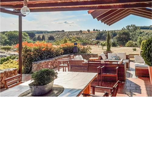 Amazing home in Navarredonda de Gredos with WiFi, Outdoor swimming pool and 3 Bedrooms
