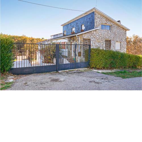 Amazing home in Quintana del Castillo with WiFi and 8 Bedrooms