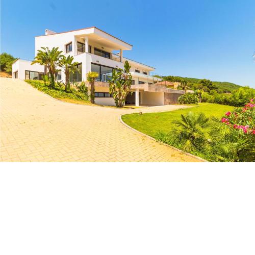 Amazing home in San Roque with Outdoor swimming pool, WiFi and 7 Bedrooms