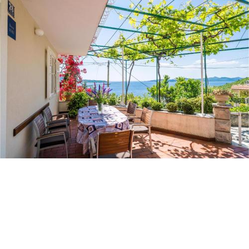 Amazing home in Trsteno with 2 Bedrooms and WiFi