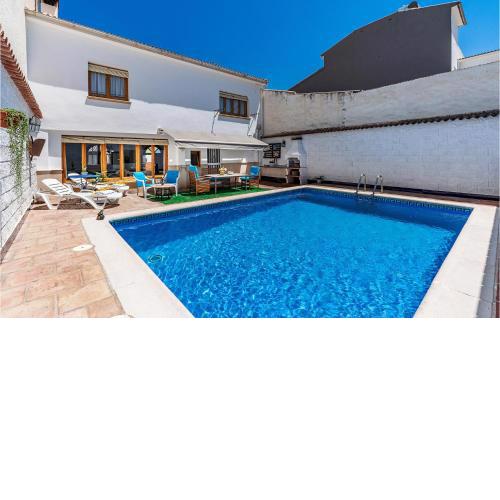 Amazing home in Villanueva de Tapia with Swimming pool, Private swimming pool and 3 Bedrooms