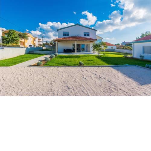 Amazing home in Vrsi w/ 4 Bedrooms