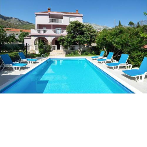 Amazing home in Zrnovnica with Outdoor swimming pool, WiFi and 3 Bedrooms