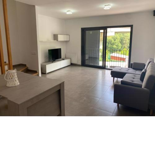 Ample house w/ Views in front of Baells reservoir