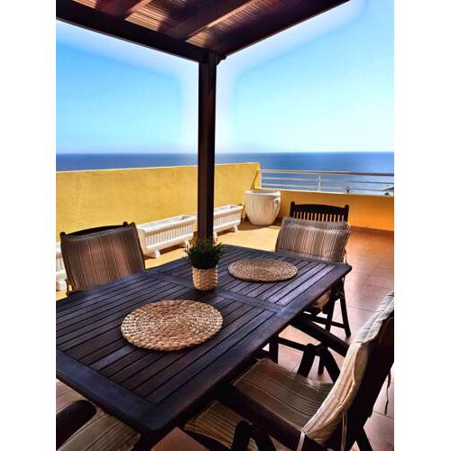 AMPLIA CASA Y TERRAZA CON ESPECTACULARES VISTAS AL MAR