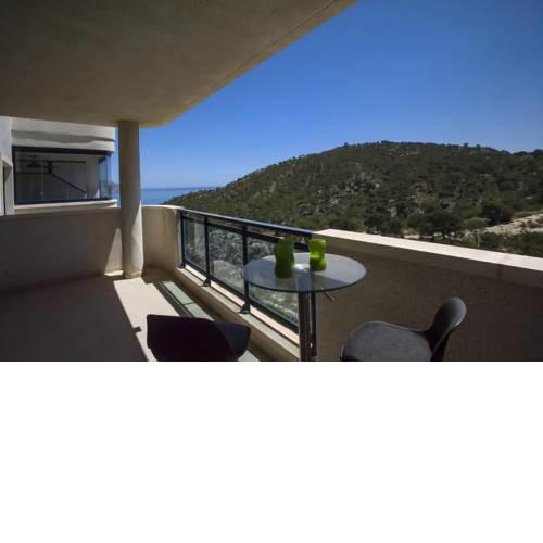 Amplio ático con terraza solarium y piscina comunitaria