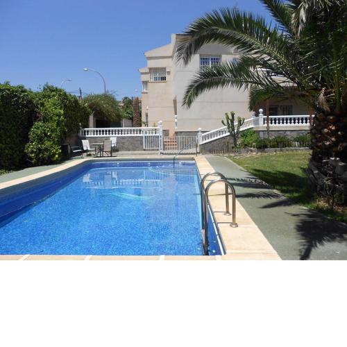AMPLIO CHALET INDEPENDIENTE, CON JARDÍN Y PISCINA PROPIA