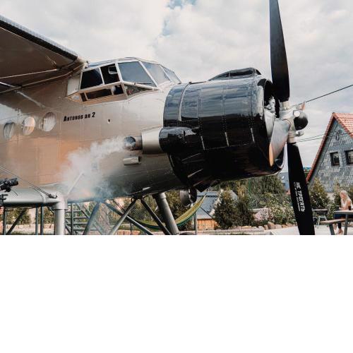 Antonov im Garten – Flugzeug-Ferienwohnung