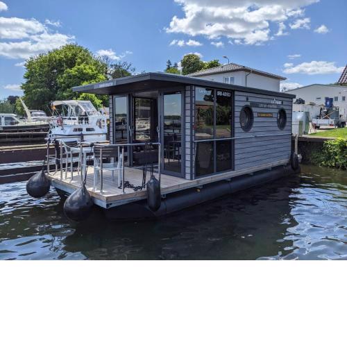Apart M Cityport Schwimmende Ferienwohnung