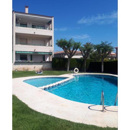 Apartament amb Encant amb piscina i jardí.