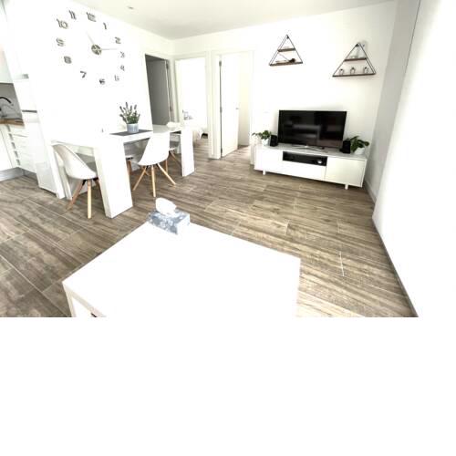 Apartament amb piscina i aparcament - Baixos amb jardinet