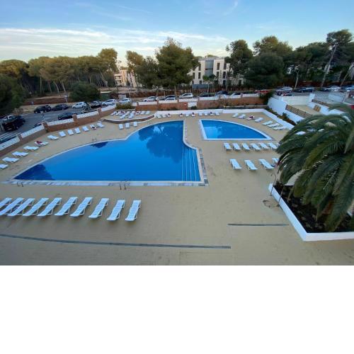 Apartamento 4pax con servicios, piscina y parking.