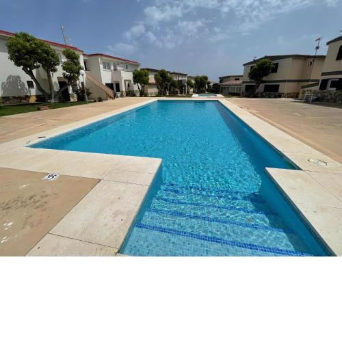 Apartamento bajo con jardín y piscina - FORCAT.