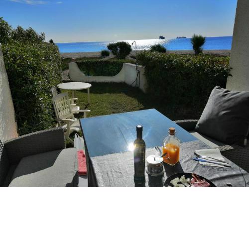 APARTAMENTO BAJO NATURISTA A PIE DE PLAYA.