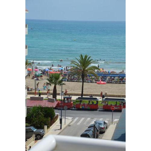 Apartamento céntrico en la playa con piscina.