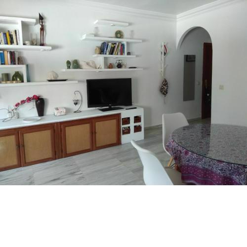 Apartamento cerca del mar con piscina y parking.
