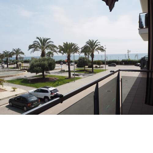 Apartamento con balcón ideal familias. vista mar