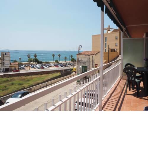 Apartamento con balcón y vistas al mar. 2min playa