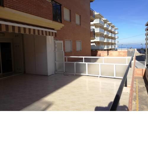 APARTAMENTO CON GRAN TERRAZA CON VISTAS AL MAR, SOLO A 50 M A LA PLAYA