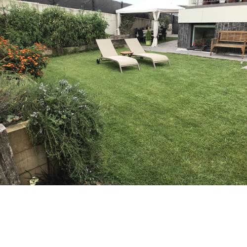 Apartamento con jardín junto al mar