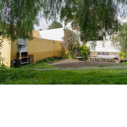 Apartamento con jardín