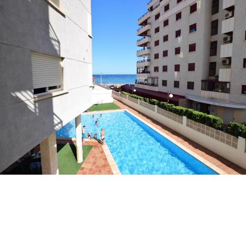 Apartamento con parking y piscina frente al mar para 4 personas