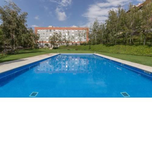 Apartamento con piscina en zona residencial