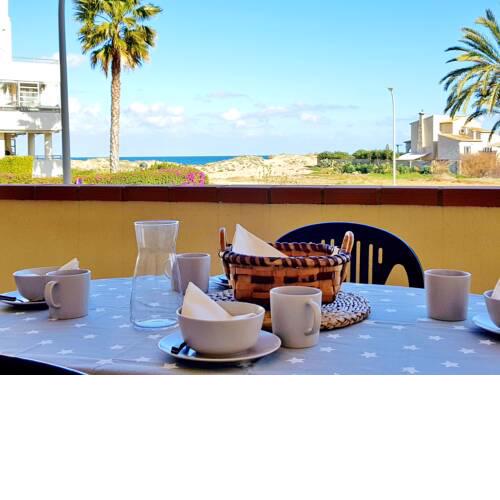 Apartamento con piscina frente al mar. Oliva Nova