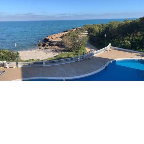 Apartamento con piscina frente al mar