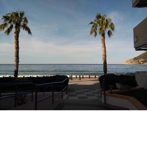 apartamento con piscina primera linea de playa