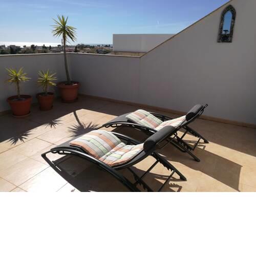 Apartamento con piscina y terraza con vista al mar