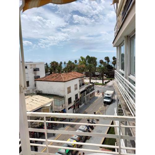 Apartamento con terraza con vistas a la playa